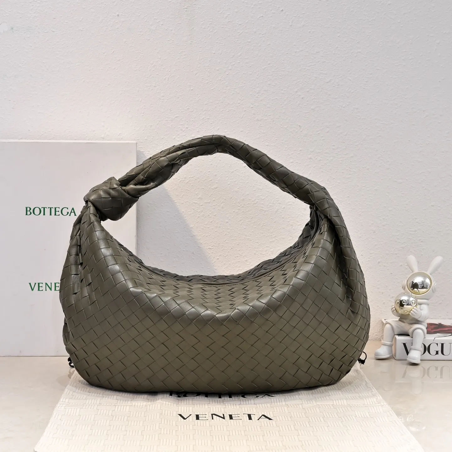 Batch 2360 #JODIE Oversized size comes out~ The shape is still the same fashionable and good-looking. It is made of classic sheepskin weaving. The iconic weaving has always been the most proud design of BV. The soft shape is super suitable for concave shapes~ Not only the size has been changed, but the quality details are also more refined. The shape is more round and Q. The large size has more styles. It is not only practical and can fit everything, but also can carry Jodie’s fashionable concave shape. It is really practical and fashionable. It is awesome in capital letters!  Size: 54*50*20cm Model: 6699